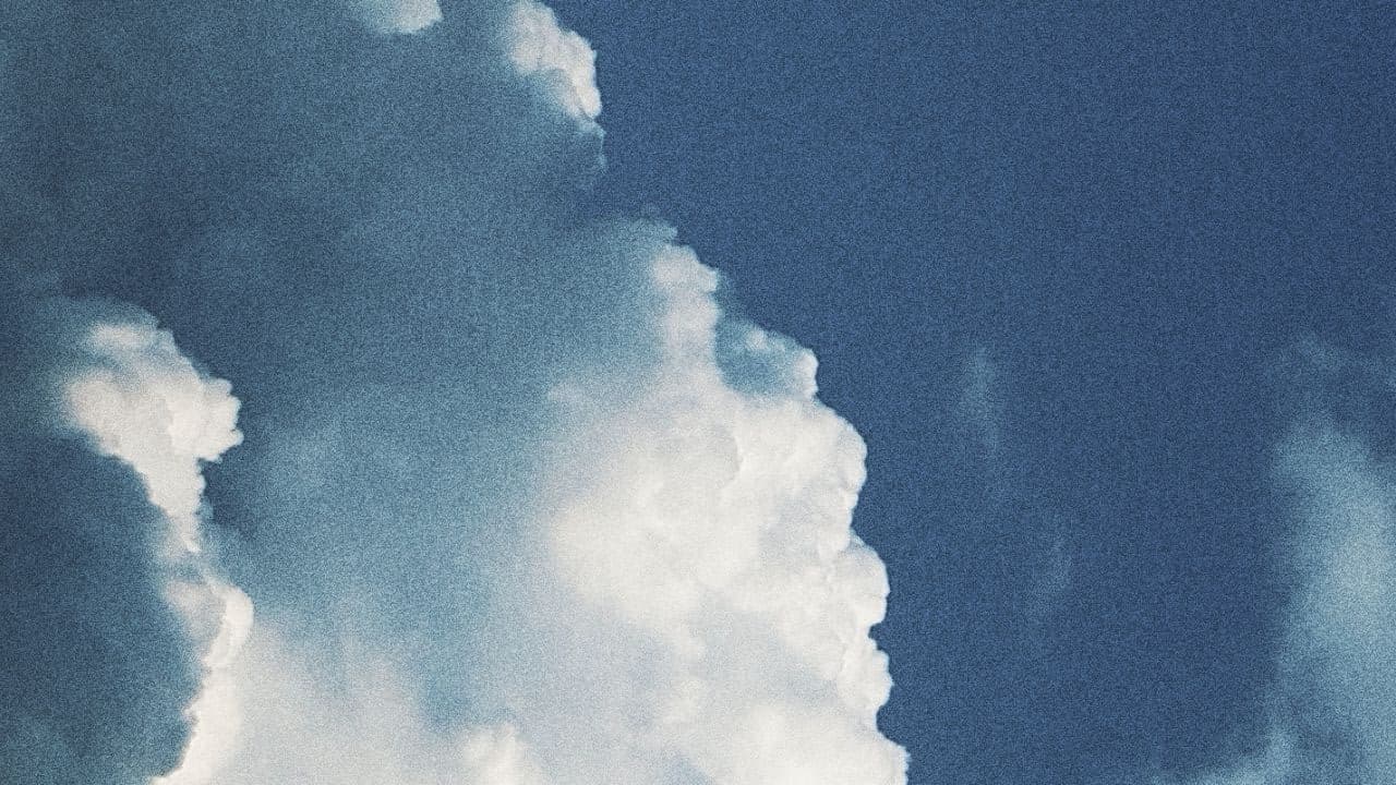 Cielo azul con una nube blanca de bordes marcados